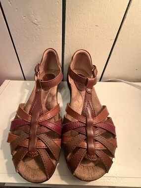 Earth Origins Brown Leather Strappy Sandals with Maroon Accent